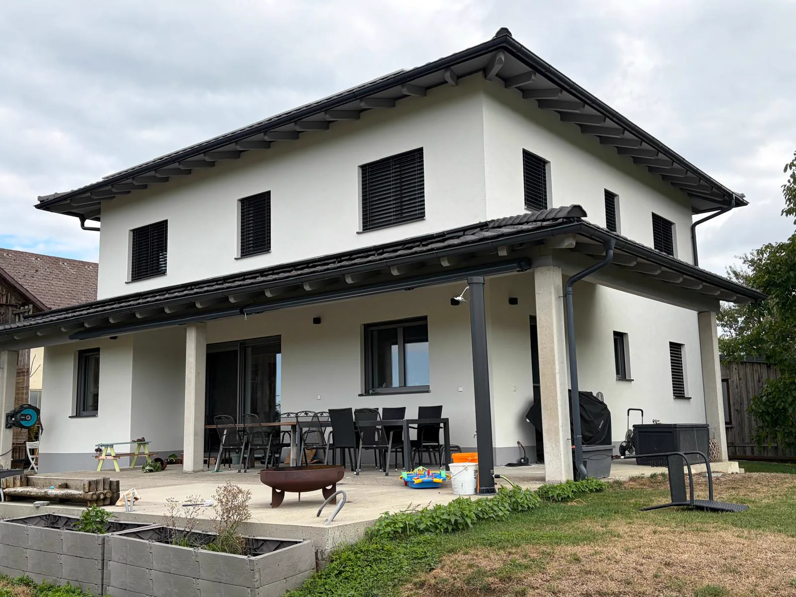 Altheim: fertiges Einfamilienhaus mit weißer Fassade und Terrasse