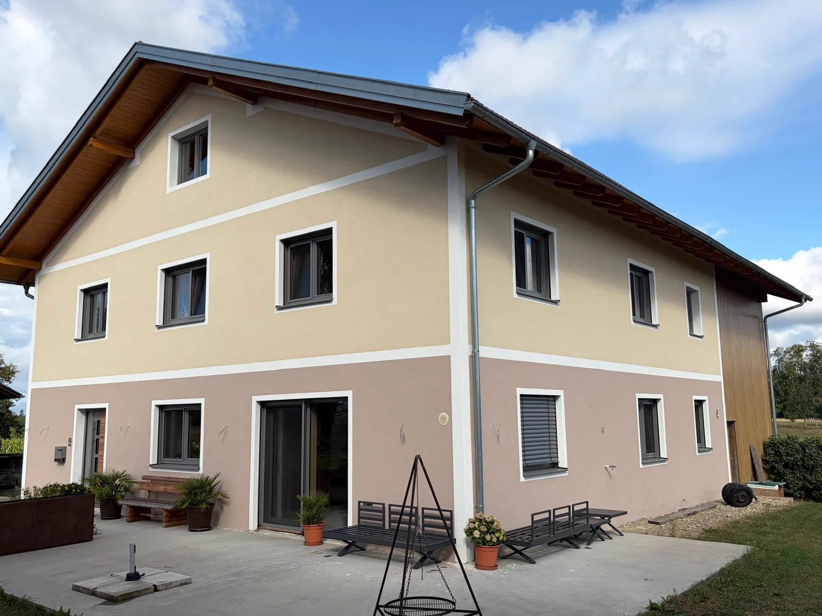Moosham: fertige zweifarbige Fassade nach der Sanierung