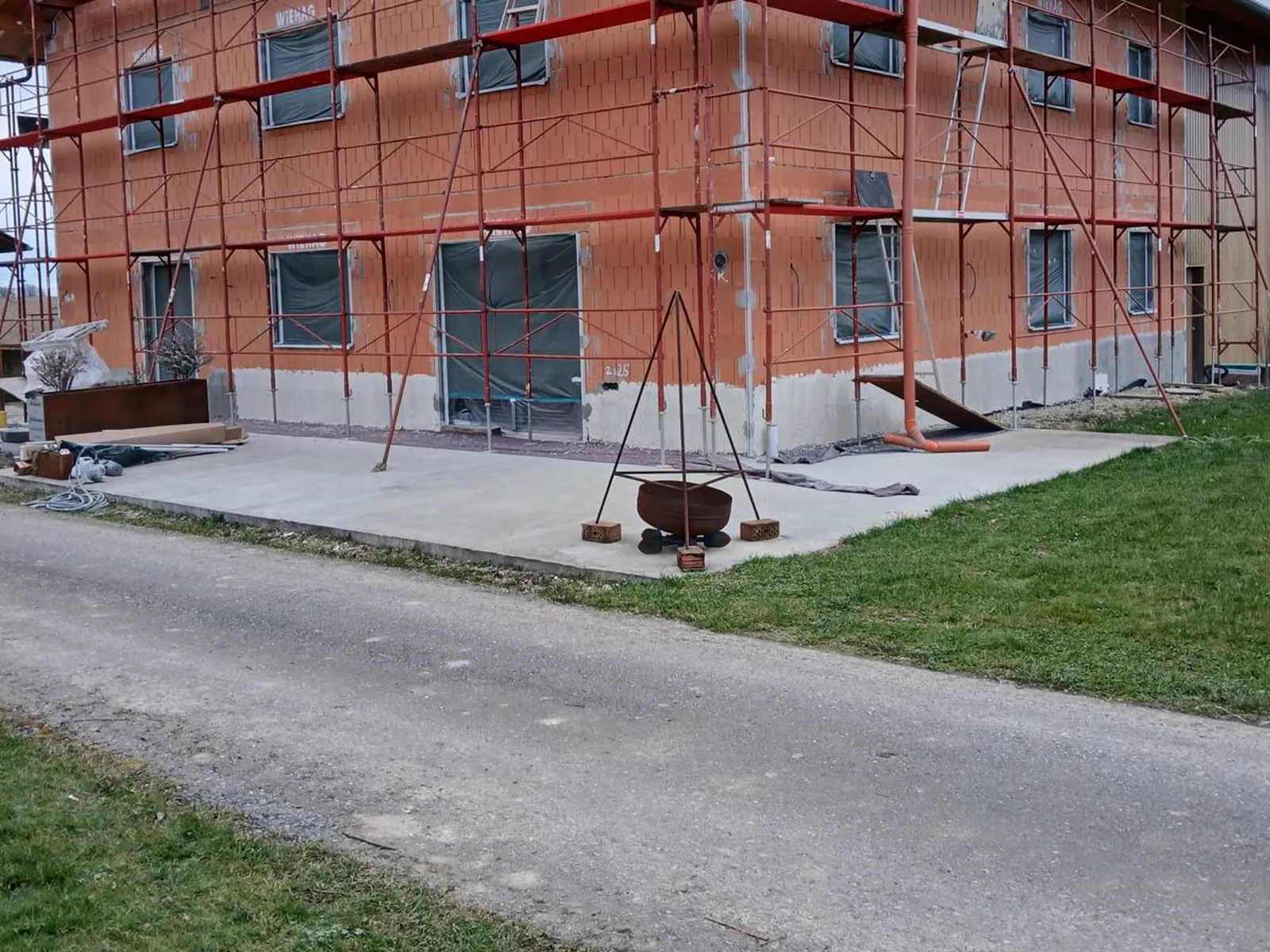 Moosham: Fassade mit angebrachten Dämmplatten und Gerüst