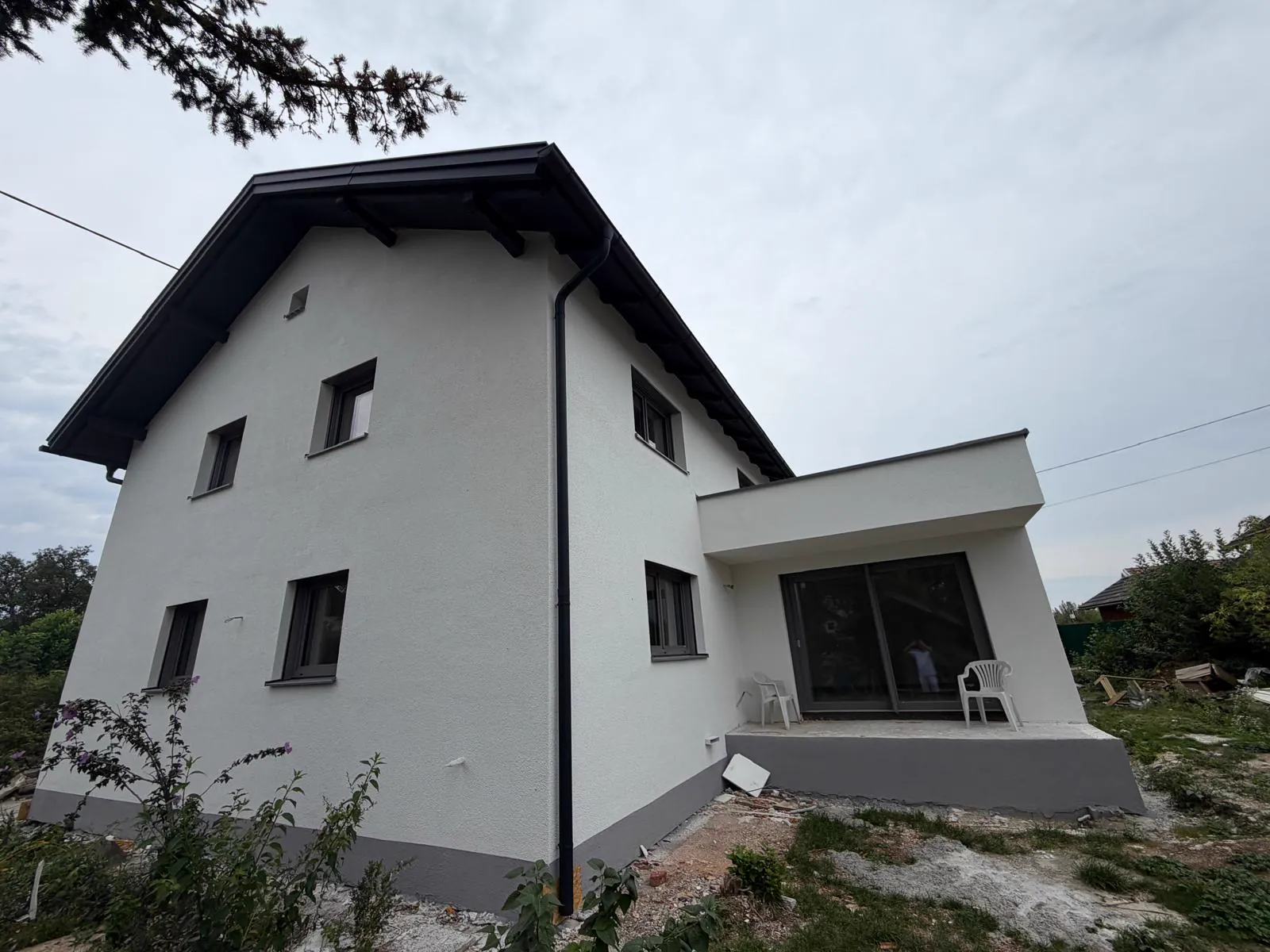 Neukirchen: Wohnhaus mit neuer weißer Fassade und Zubau