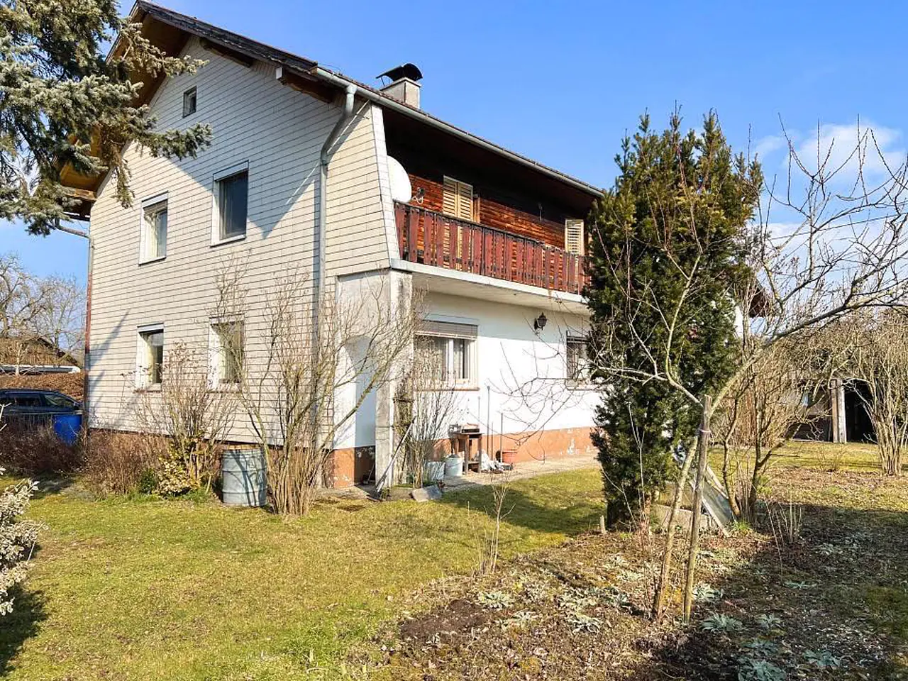 Neukirchen: Wohnhaus mit alter Holzverschalung vor der Sanierung
